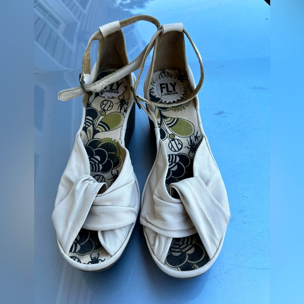 FLY LONDON Yakin wedges in Khaki Size 39/8